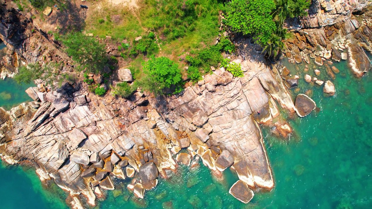 岩石海岸和清澈的海水。无人机鸟瞰图视频素材