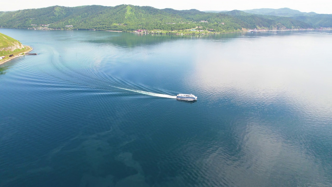 这艘船正在贝加尔湖上航行。从空中俯瞰安加拉河的源头，Listvyanka村。视频素材