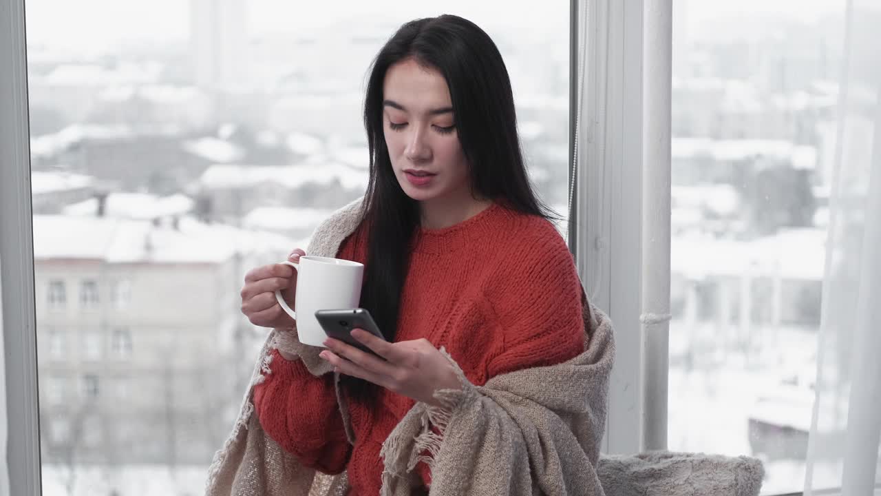 早上例行轻松女人手机聊天视频素材