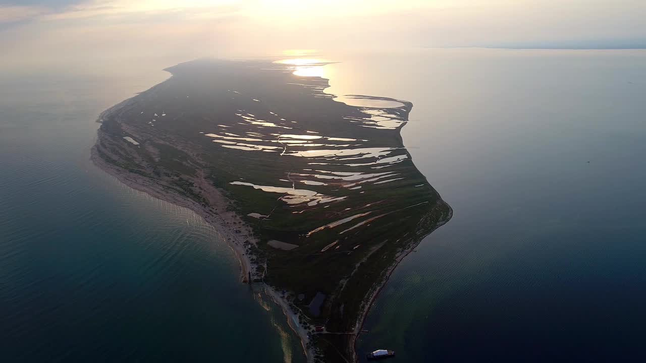 无人机拍摄的夏季扎里尔加赫岛鸟瞰图。乌克兰视频素材