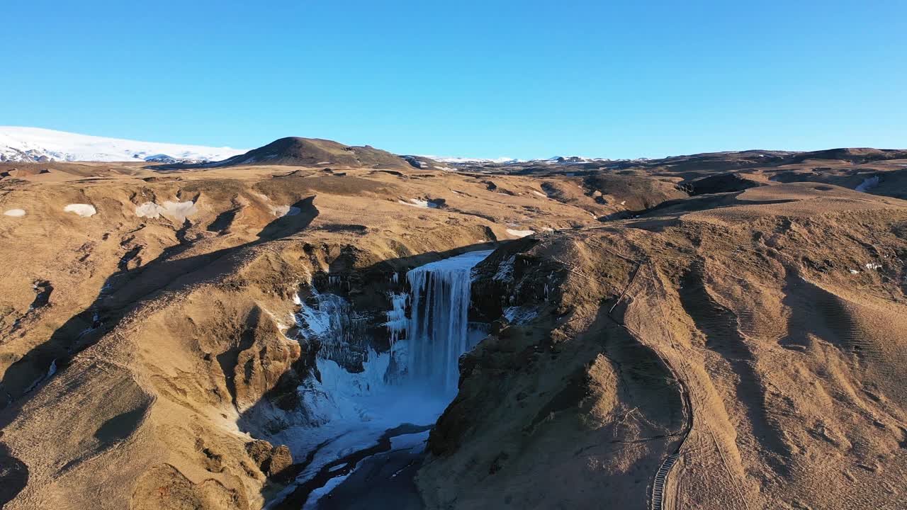 冰岛。自然，北极自然冬季景观。冰冻瀑布。蓝色的冰。神奇的自然冬季地理位置，纯净的冰川水。著名的旅游景点。视频素材