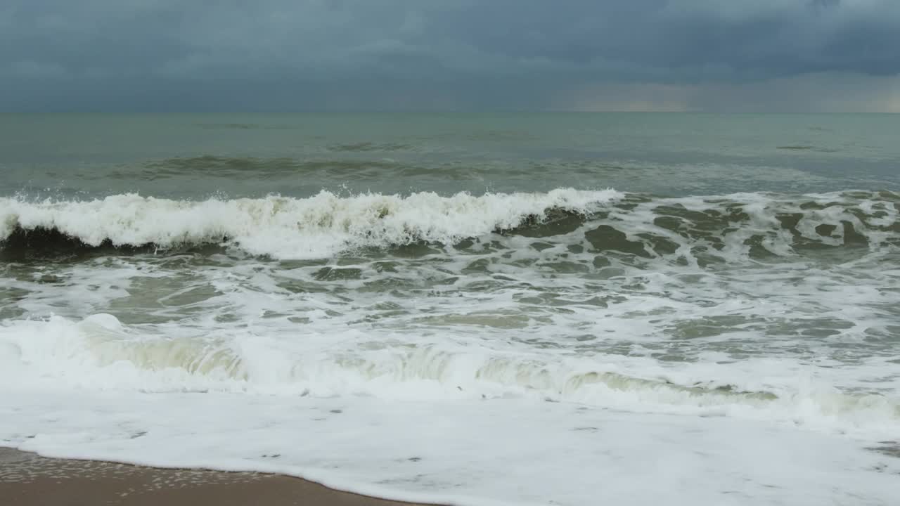 近距离拍摄的泡沫大海和海浪翻滚打破沙滩视频素材