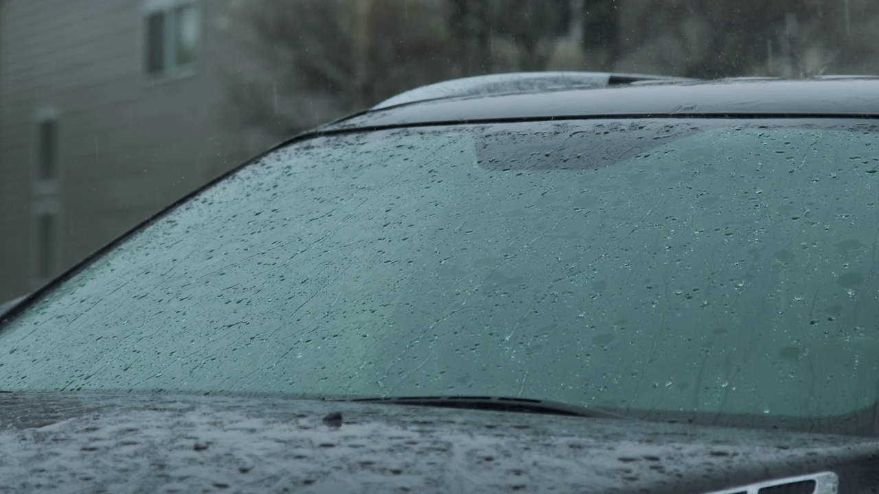 慢镜头看，大雨水滴暴雨落在车窗上视频素材