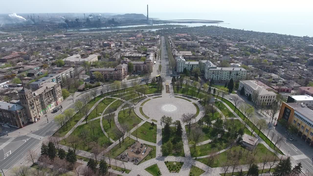 2020年4月19日，中央大道广场和马里乌波尔亚速钢铁公司全景视频素材