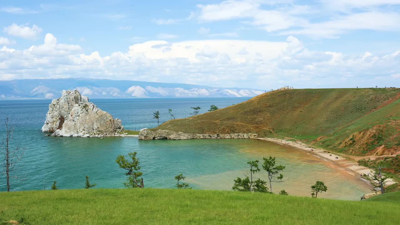 美丽的景色，Khuzhir湾，布尔汗角，夏曼卡岩在夏天的一天。视频素材