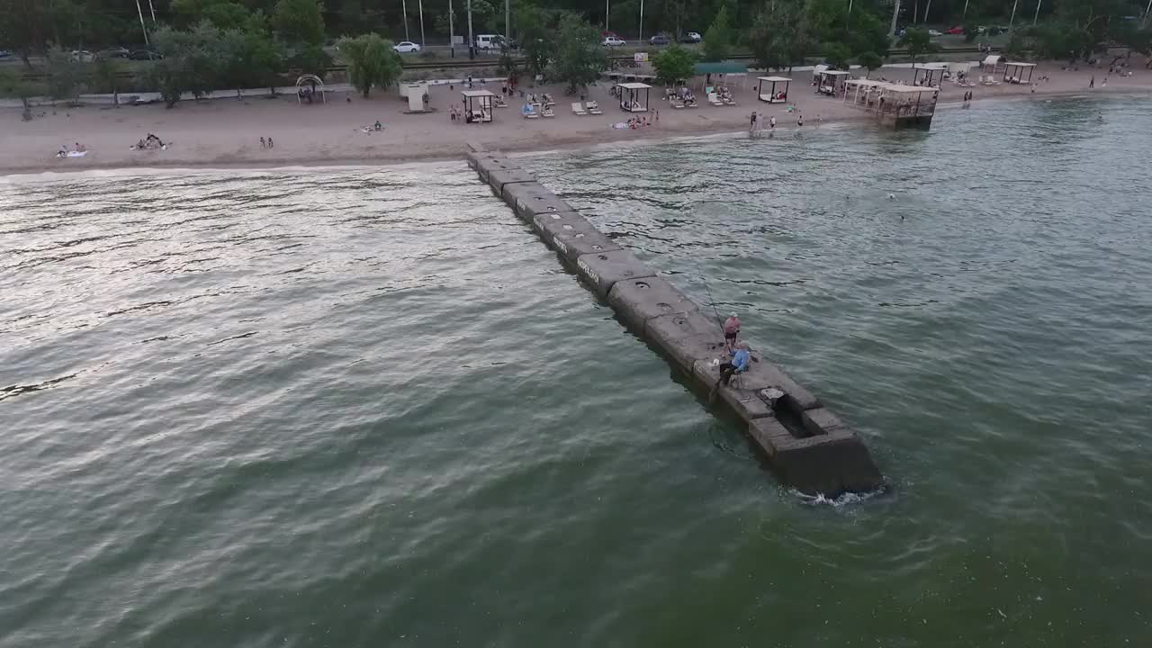 在亚速海防波堤上的渔民视频素材