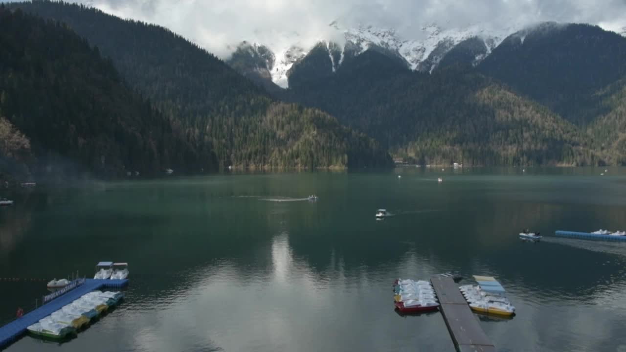 空中拍摄的美丽的阿尔卑斯湖丽察快艇漂浮的夏天，从俯瞰美丽的丽察湖之间的山在国家公园，清澈的水，原始的自然。视频下载