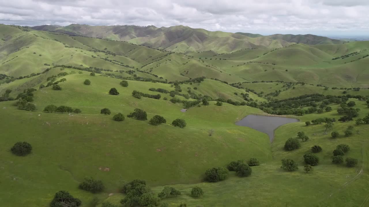 背景中的圣路易斯水库和洛斯巴诺斯附近的上Cottonwood Creek野生动物区。加州。美国。背景中的山脉视频素材