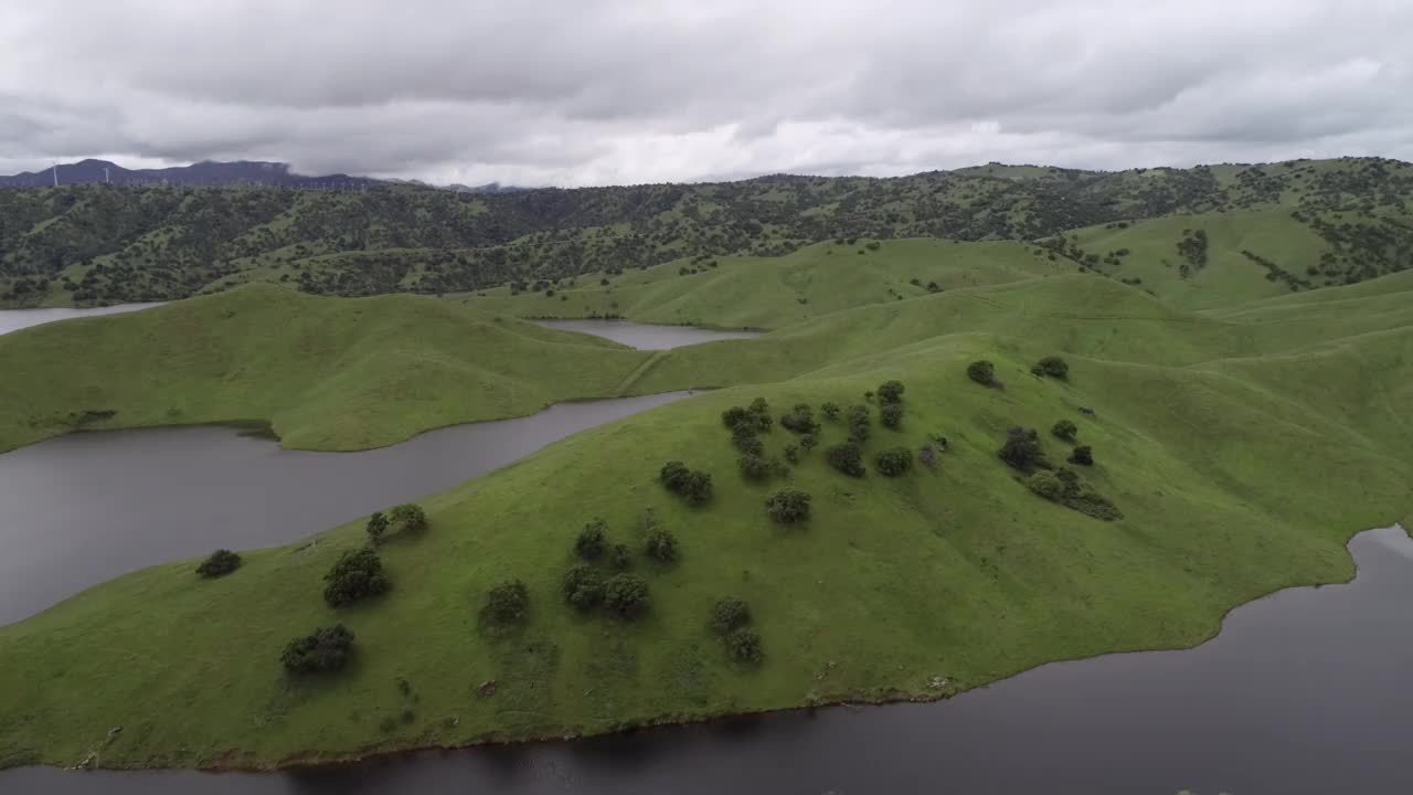 上卡顿伍德溪野生动物区和圣路易斯水库。美丽的自然景观。天空多云的绿色区域视频素材