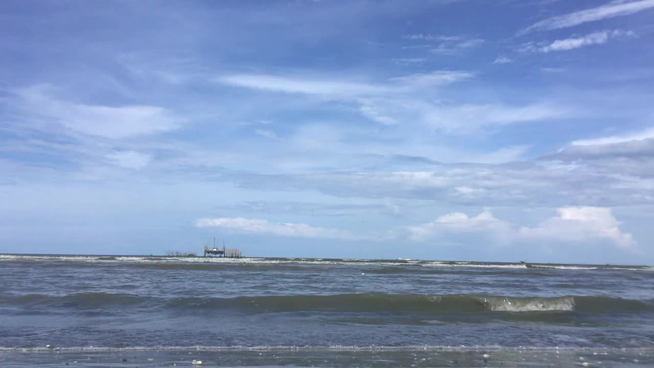 海浪拍打着海滩视频素材