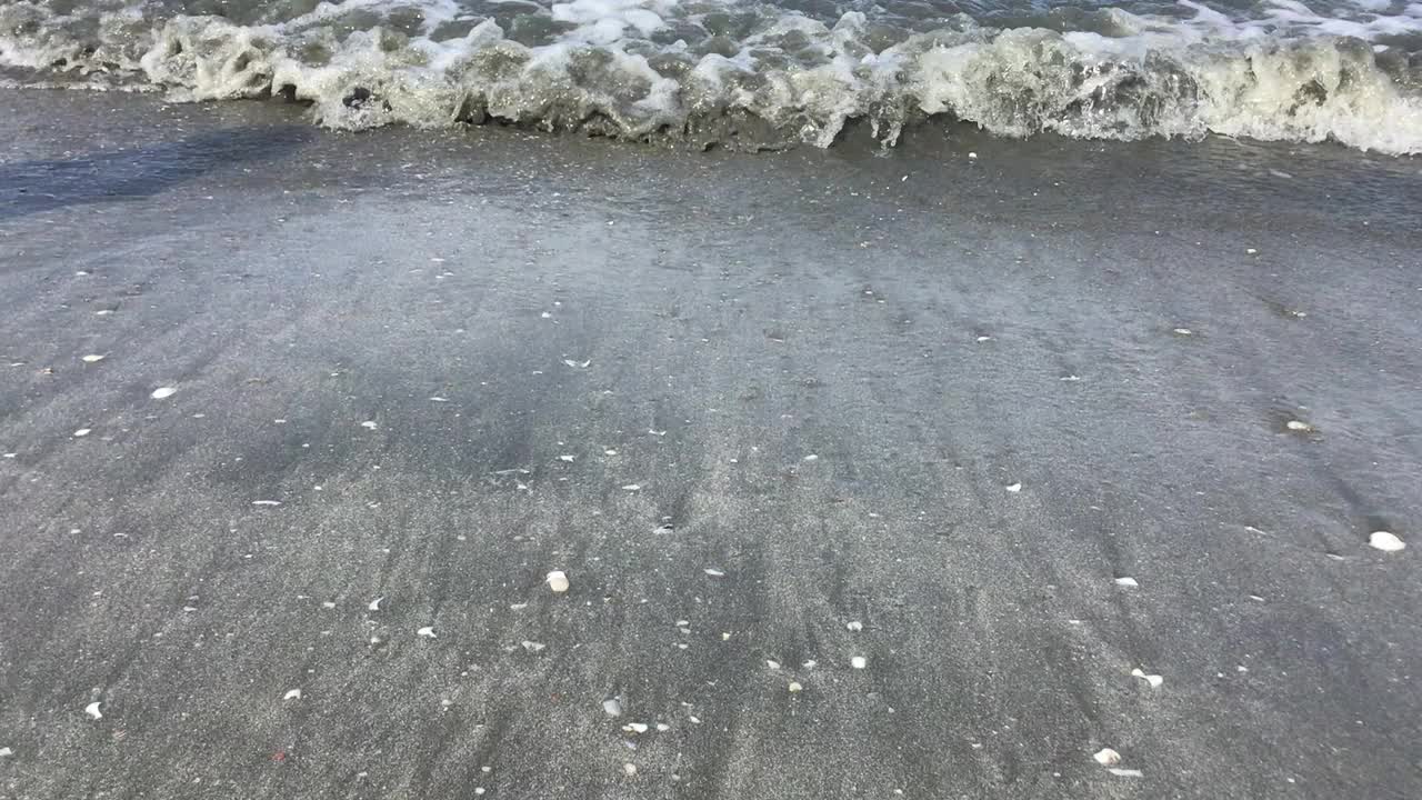 海浪冲击着海滩视频素材