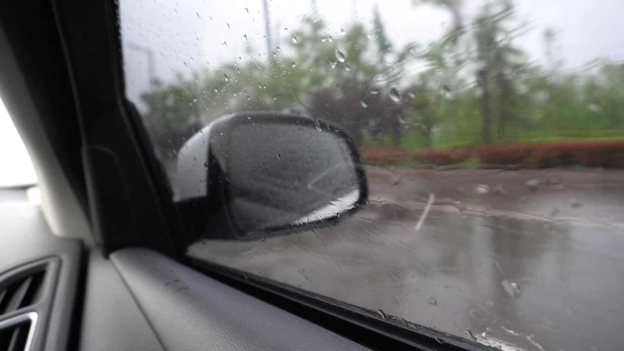 下雨天开车。从窗户看其他车的景色视频素材