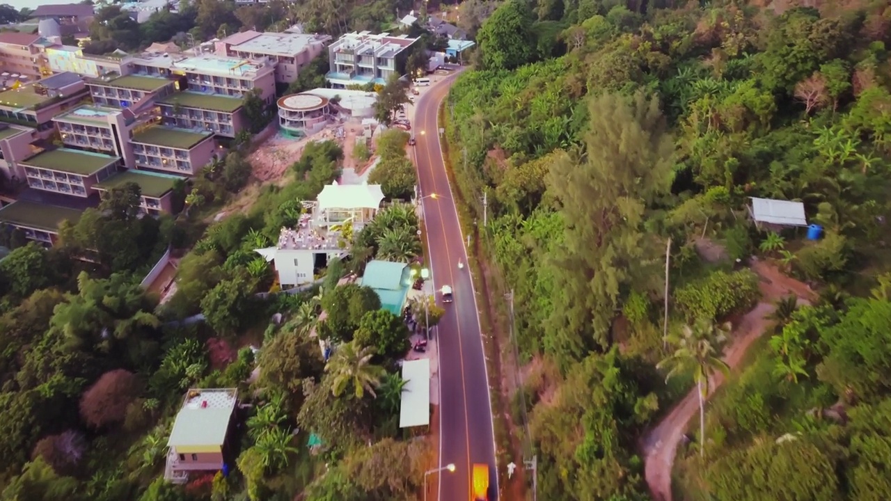 柏油路连接山脉和旅游小镇，在夏天从上面拍摄视频素材