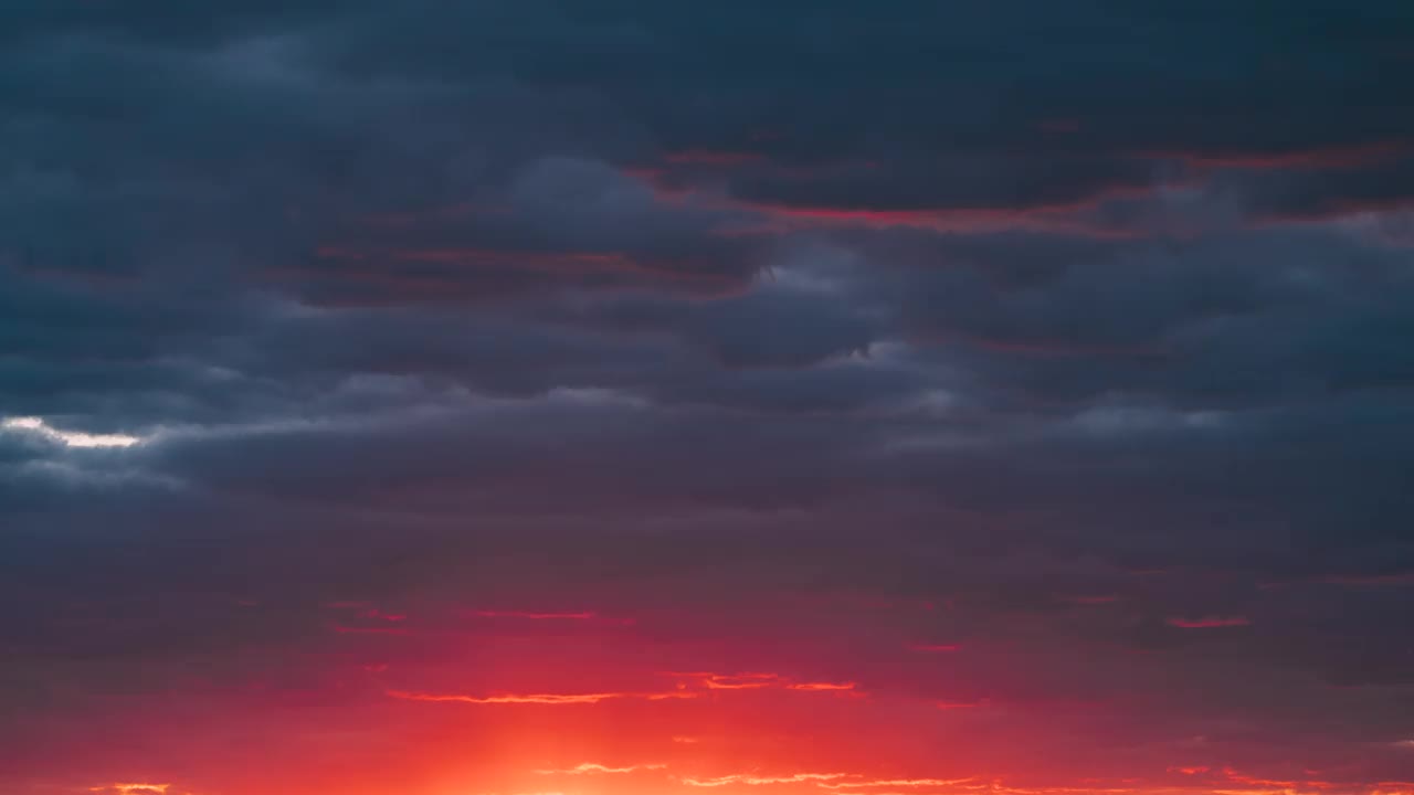 4K重黄昏黑暗彩色生动美丽的自然天空背景。日落阳光延时延时。橙色，粉红色，品红，蓝色视频素材