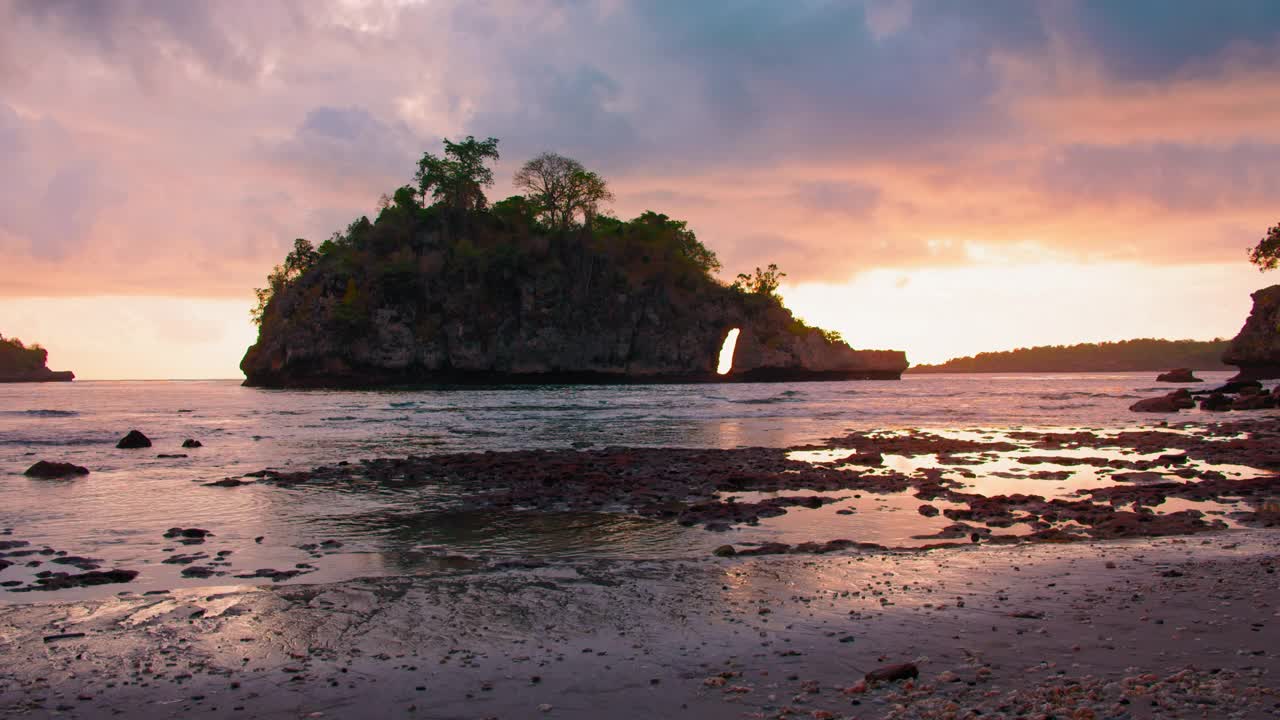 从海岸看海洋的静态视图。热带小岛，田园般的泻湖，绚丽多彩的日落。印度尼西亚努沙佩尼达岛的水晶湾海滩。视频素材