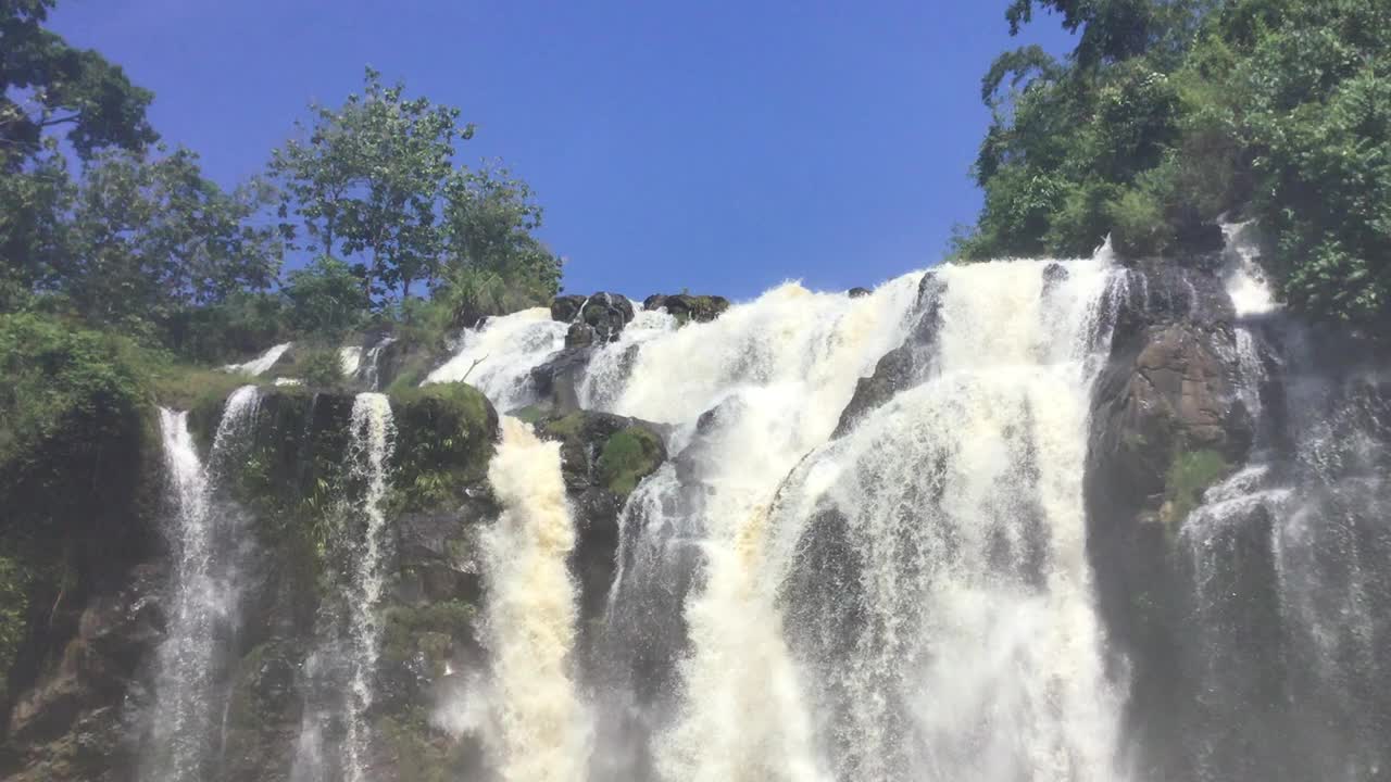 森林里非常美丽的瀑布视频下载