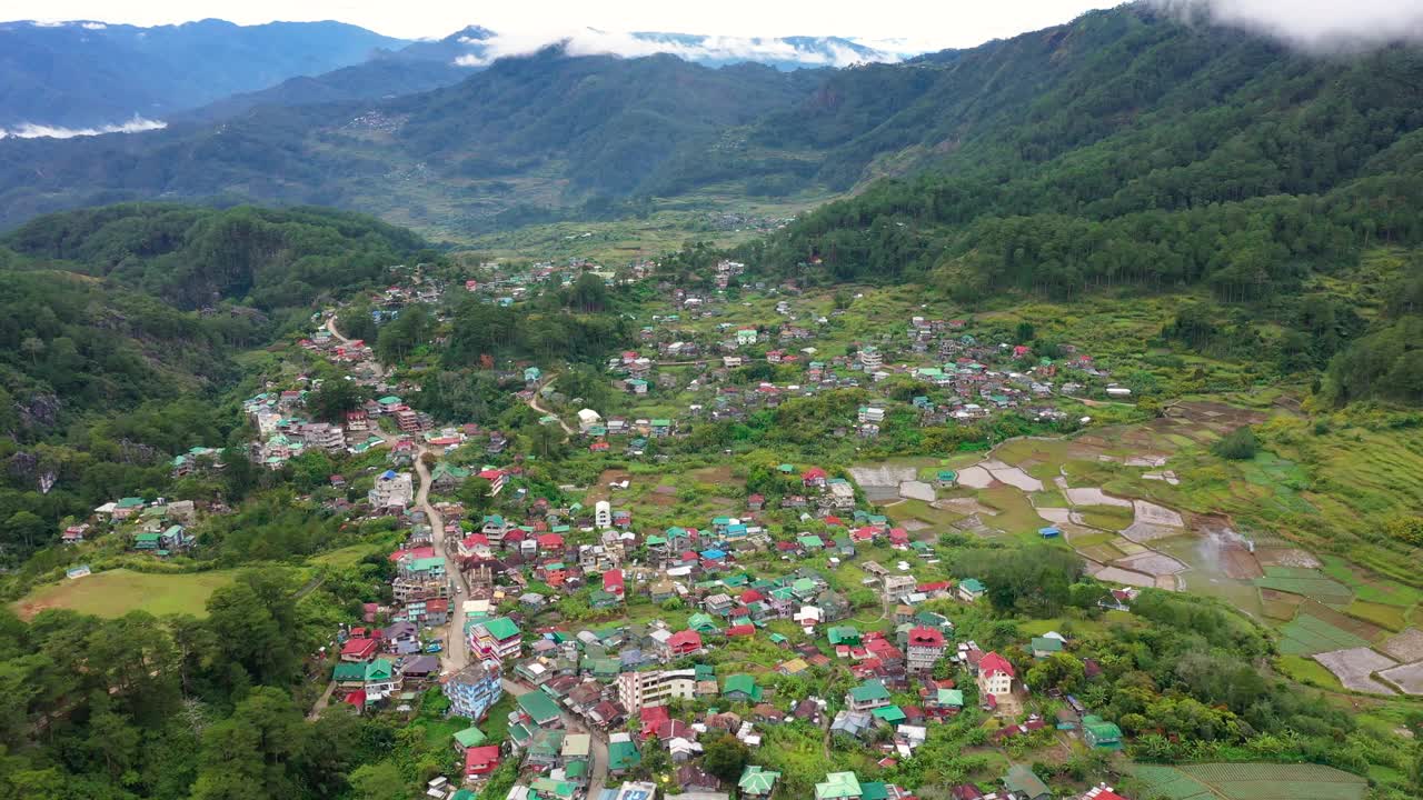 小镇四面环山，俯瞰全局。菲律宾吕宋岛的萨加达市。视频素材