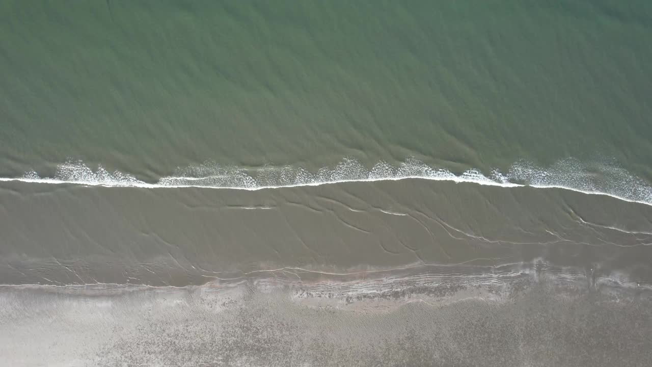 海浪冲击着海滩。视频素材