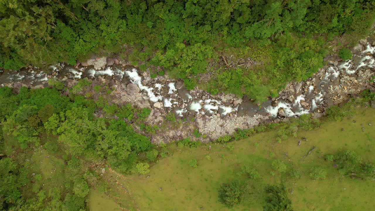 空中俯瞰:巴拿马高原上流动的火山口河的白色急流视频素材