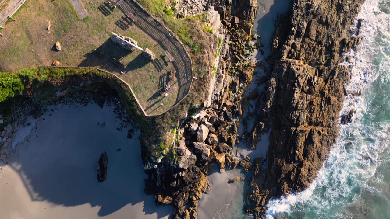 海浪冲击岩石海岸线的俯视图视频素材