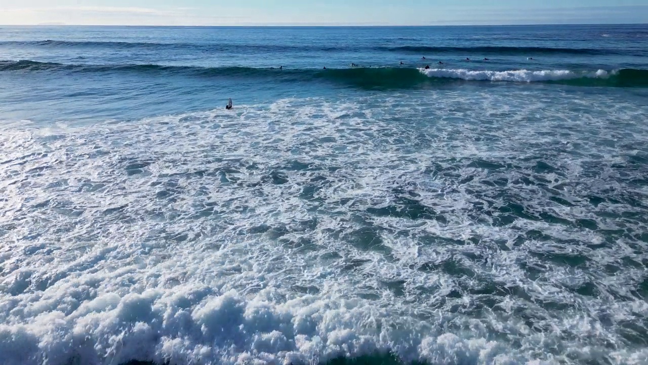 夏天冲浪者翻滚的泡沫海浪视频素材