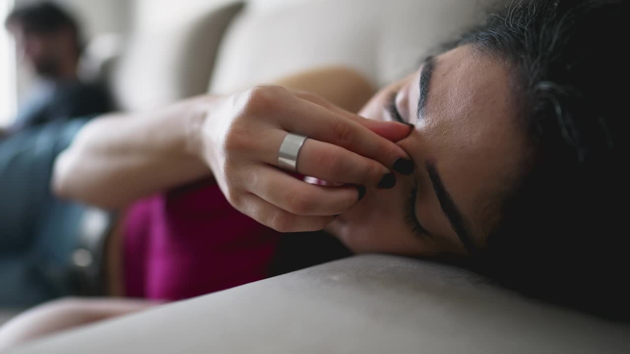 紧张的年轻女子用羞愧和精神压力遮住脸。女性，30多岁，患有情感痛苦。担心的表情视频素材