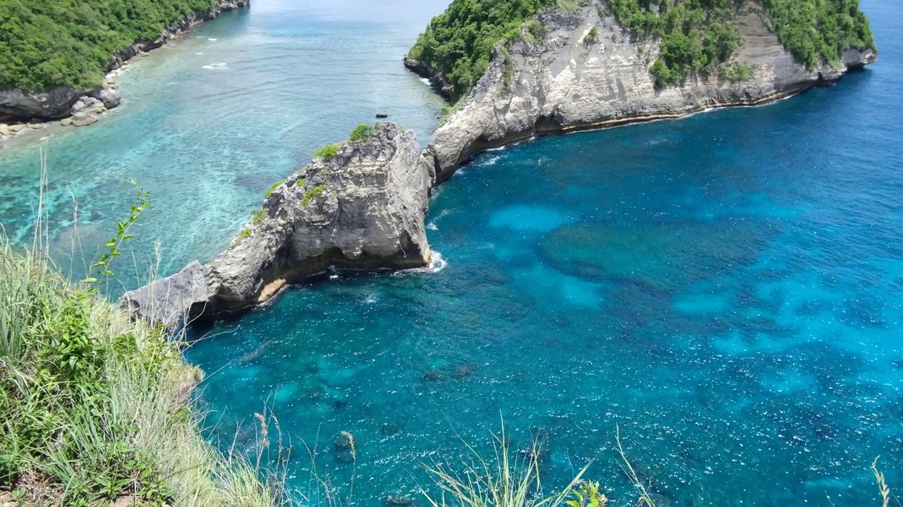 鸟瞰巴厘岛努沙佩尼达钻石海滩景观视频素材