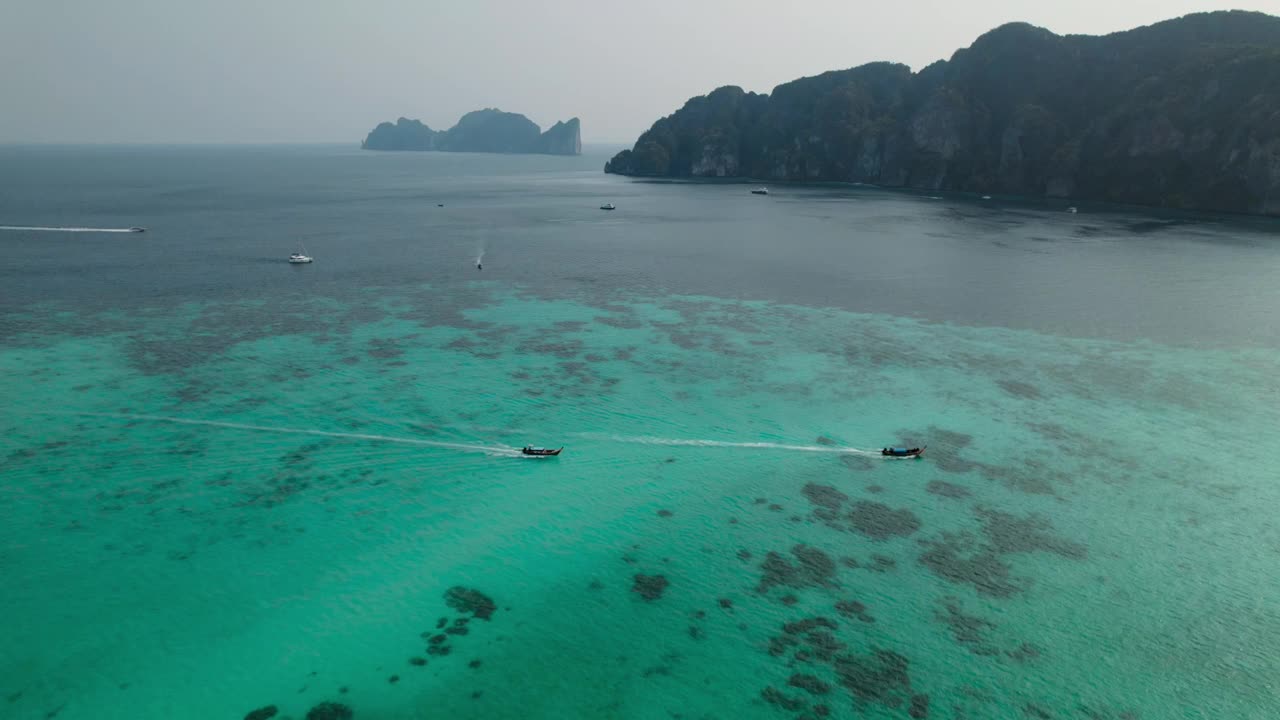 蓝色的大海，热带岛屿上的长尾船视频素材