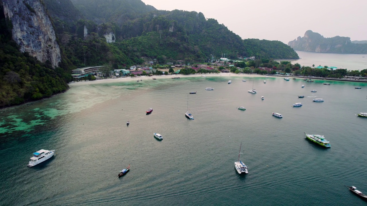 蓝色的大海，热带岛屿上的长尾船视频素材