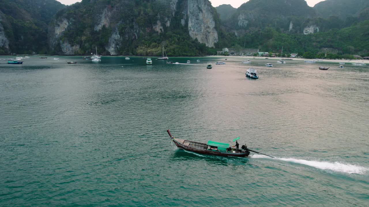 蓝色的大海，热带岛屿上的长尾船视频素材