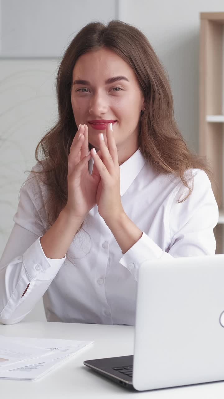 竖恶计办公室女人的讽刺表情视频素材