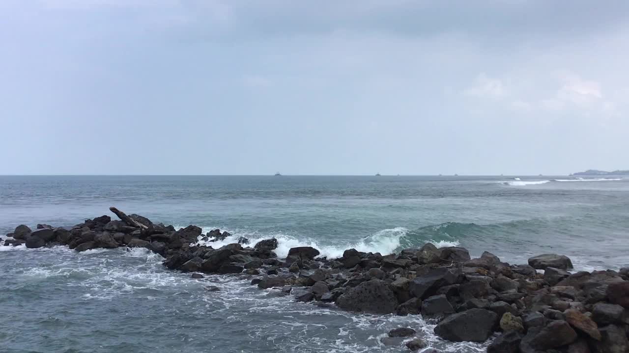 海浪拍打着海滩视频下载