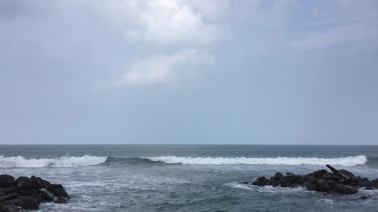 海浪拍打着海滩视频素材