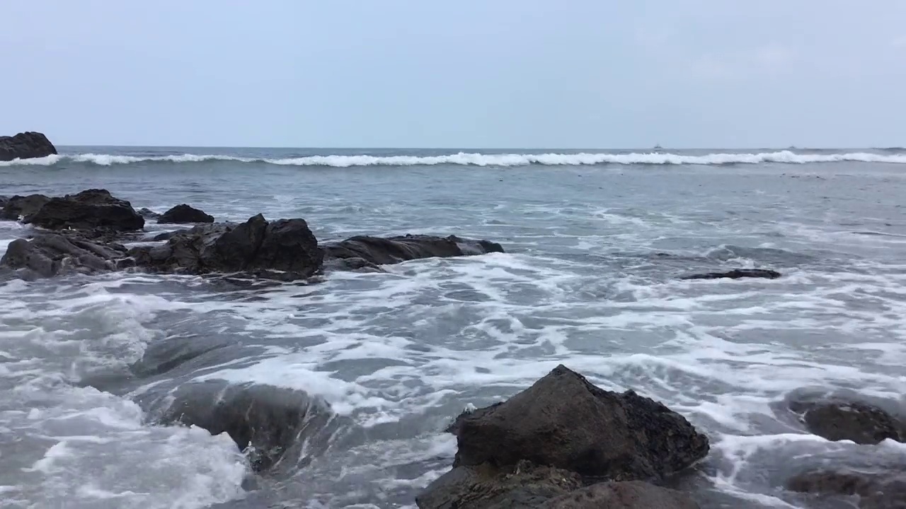 海浪拍打着海滩视频素材