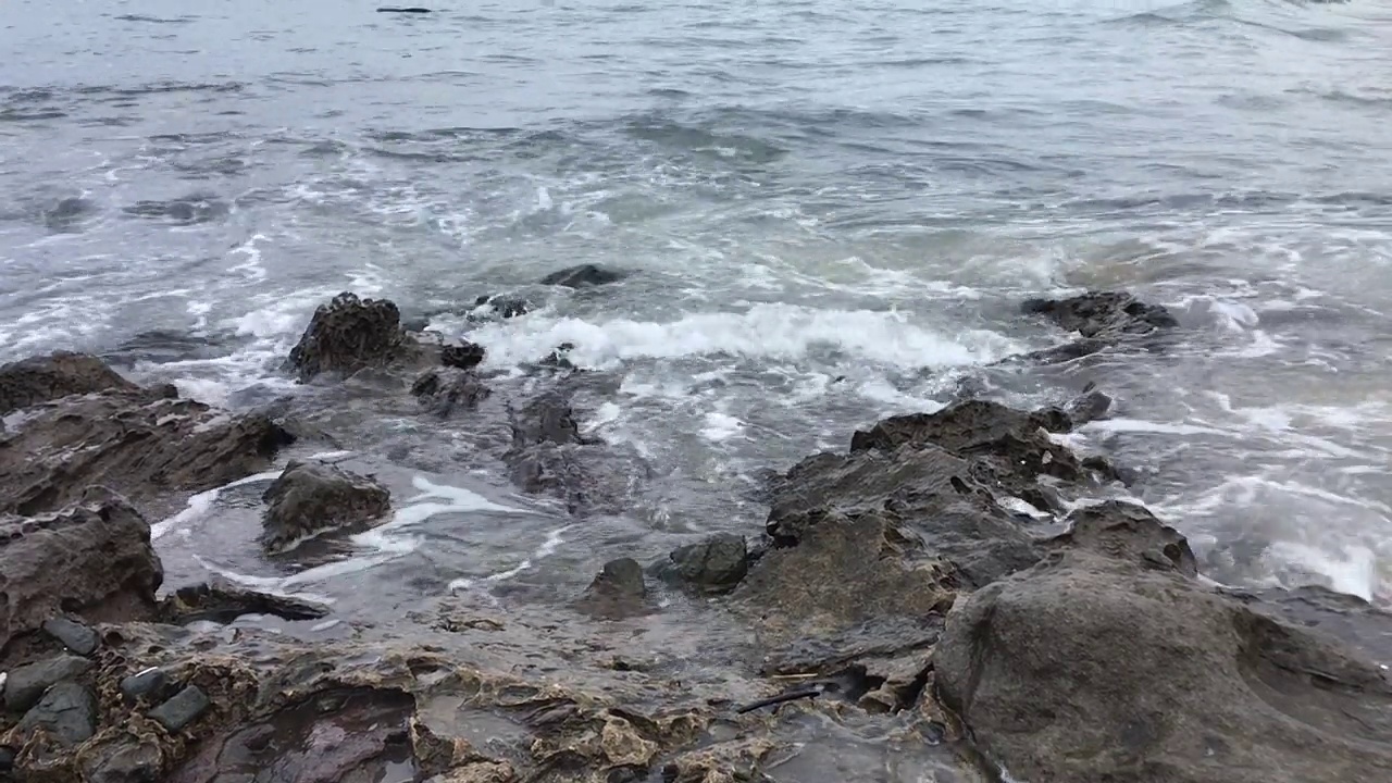 海浪拍打着海滩视频下载