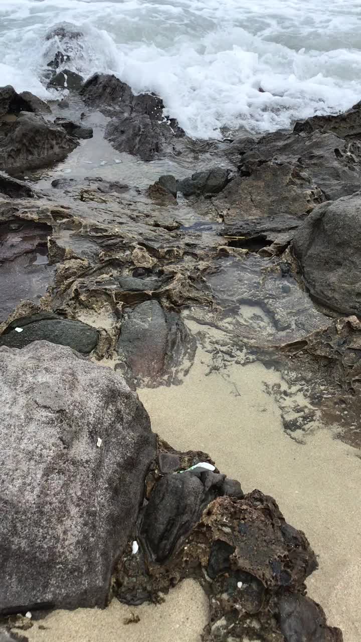 海浪拍打着海滩视频素材