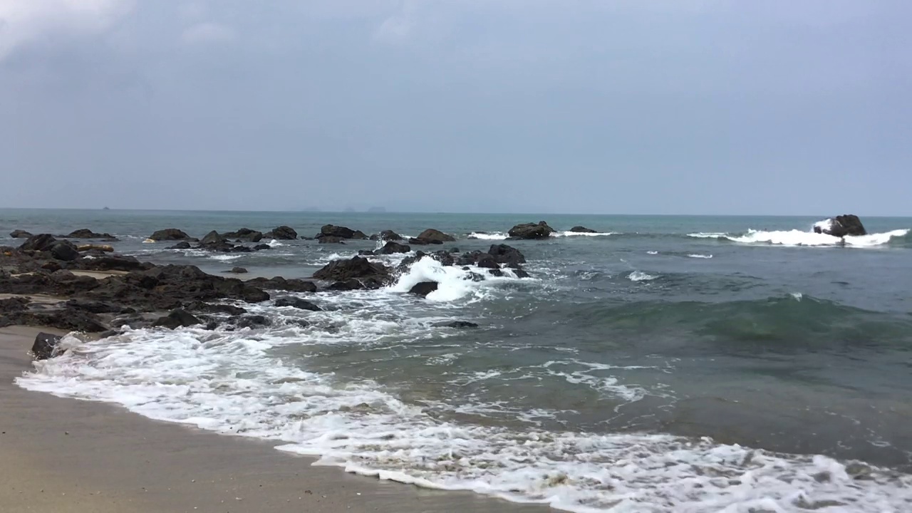 海浪拍打着海滩视频素材