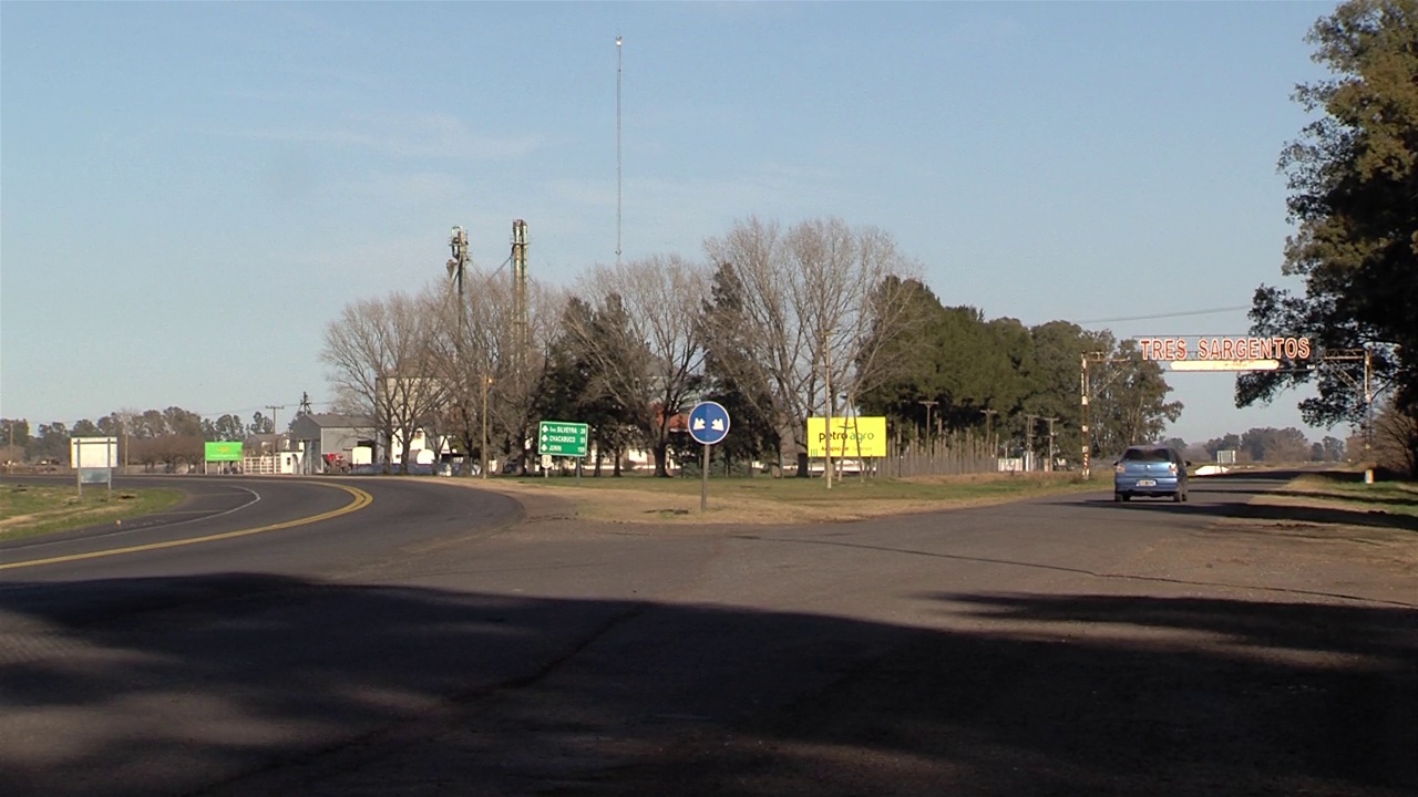 阿根廷布宜诺斯艾利斯省Carmen de Areco Partido的Tres Sargentos附近的道路。间隔拍摄。视频素材