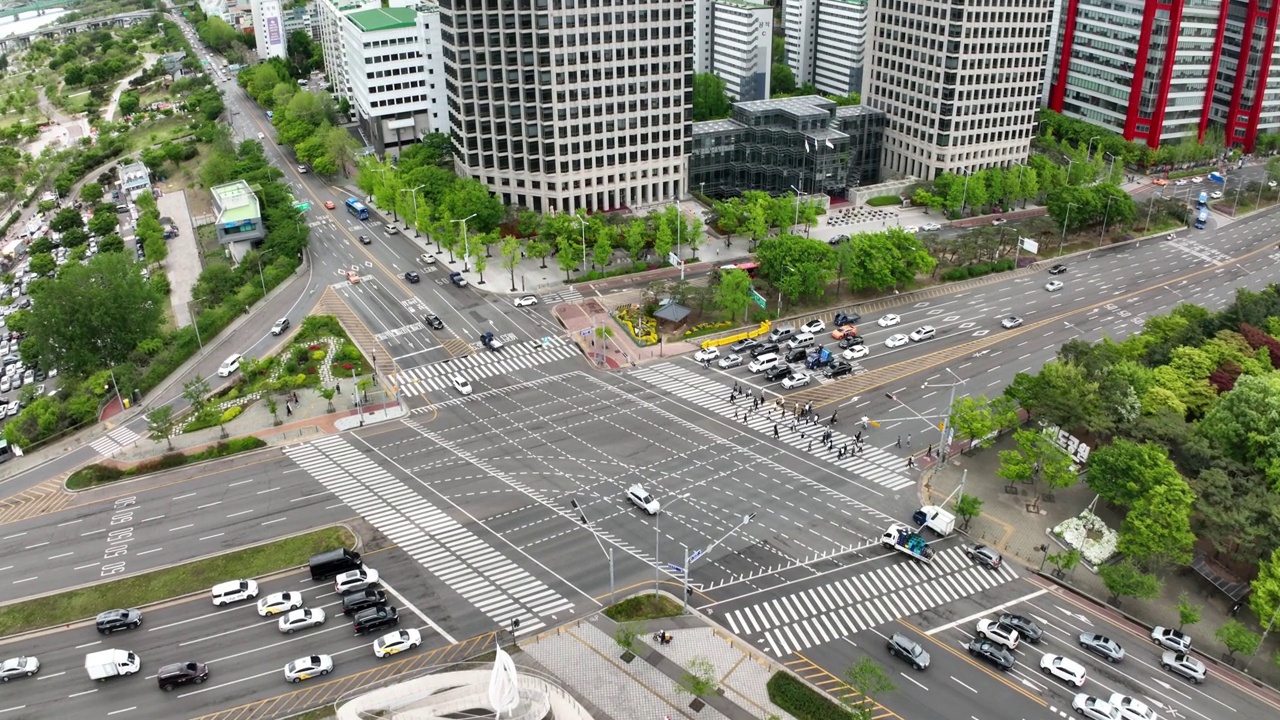 韩国首尔永登浦区汝矣岛金融区十字路口和人行横道的市中心视频素材