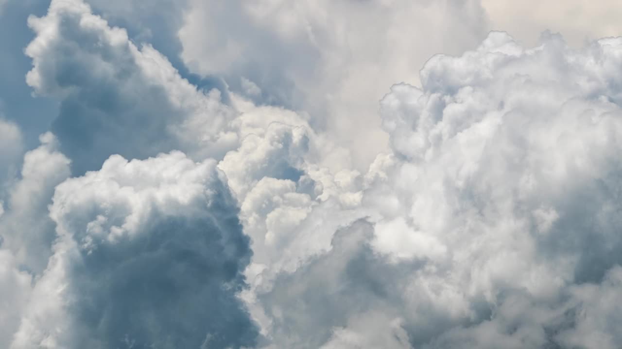 夏日蓝天上，雷暴前形成的白色蓬松积雨云。移动和变化的云景天气视频素材