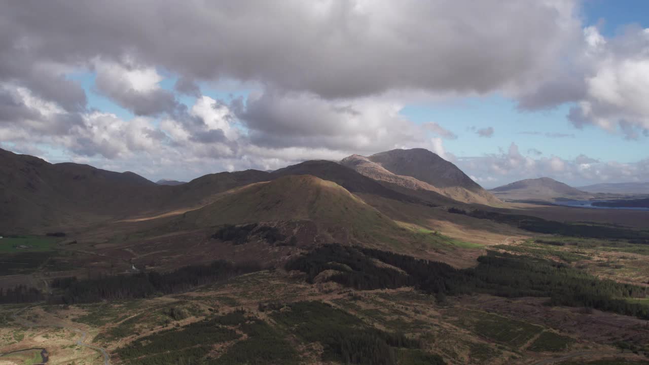 日落时分，在风景优美的群山之上视频素材