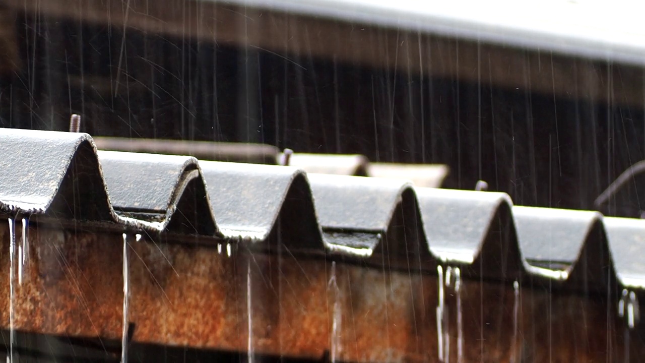 雨落在屋顶上视频素材