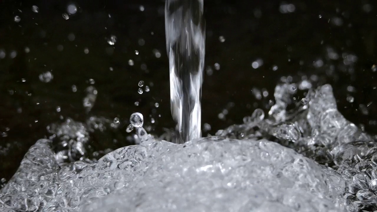 水龙头里的流水。视频素材