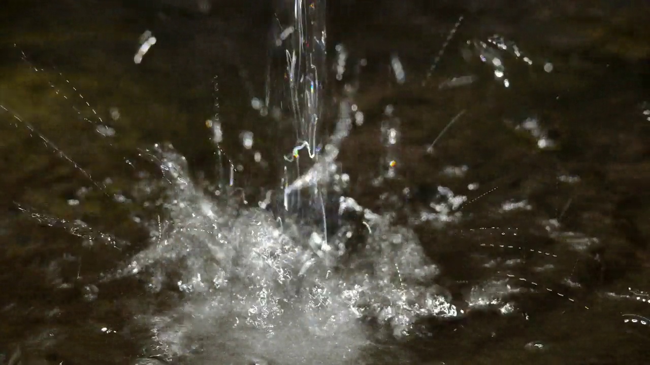 水龙头里的流水。视频素材