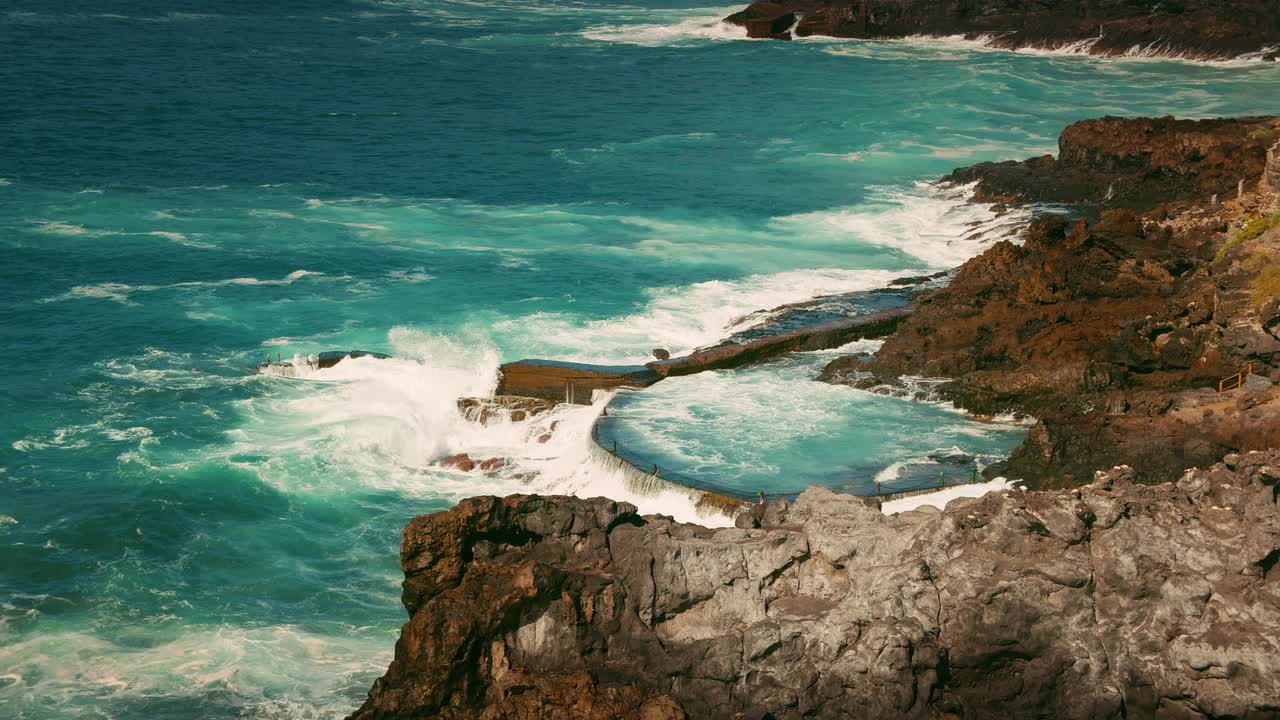 日落时分，暴风雨的海浪冲击着特内里费岛的岩石海滩和天然游泳池。查科岛坎格列霍。历史上的里程碑。浴池自然。视频素材