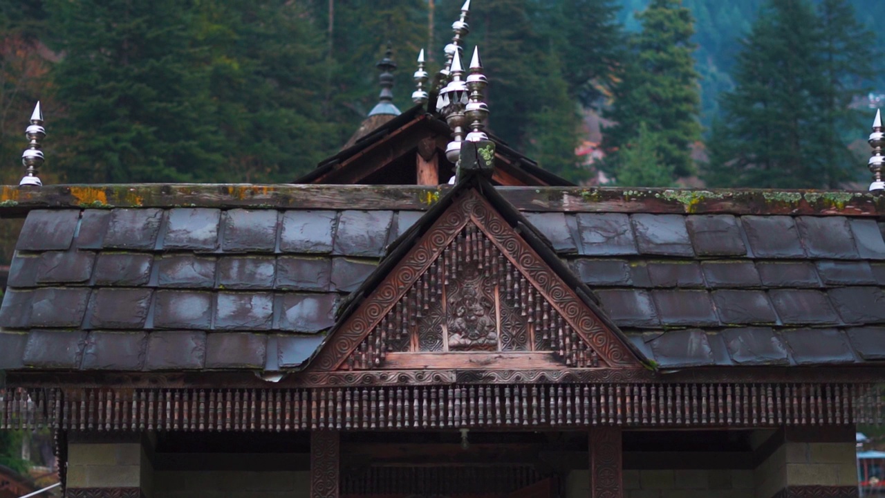 印度喜马偕尔邦马纳利附近纳格尔的Tripura Sundari寺庙顶部的特写镜头。喜马偕尔山上松树前的木庙顶端。视频素材