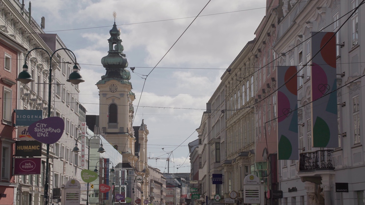 从陶本马克特(Taubenmarkt)眺望林茨兰兹大街(Linz Landstrasse)购物街视频素材