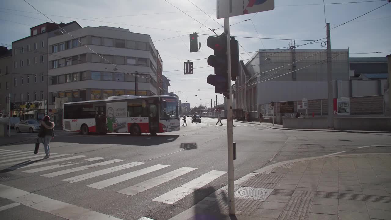 奥地利林茨城市十字路口的交通视频素材