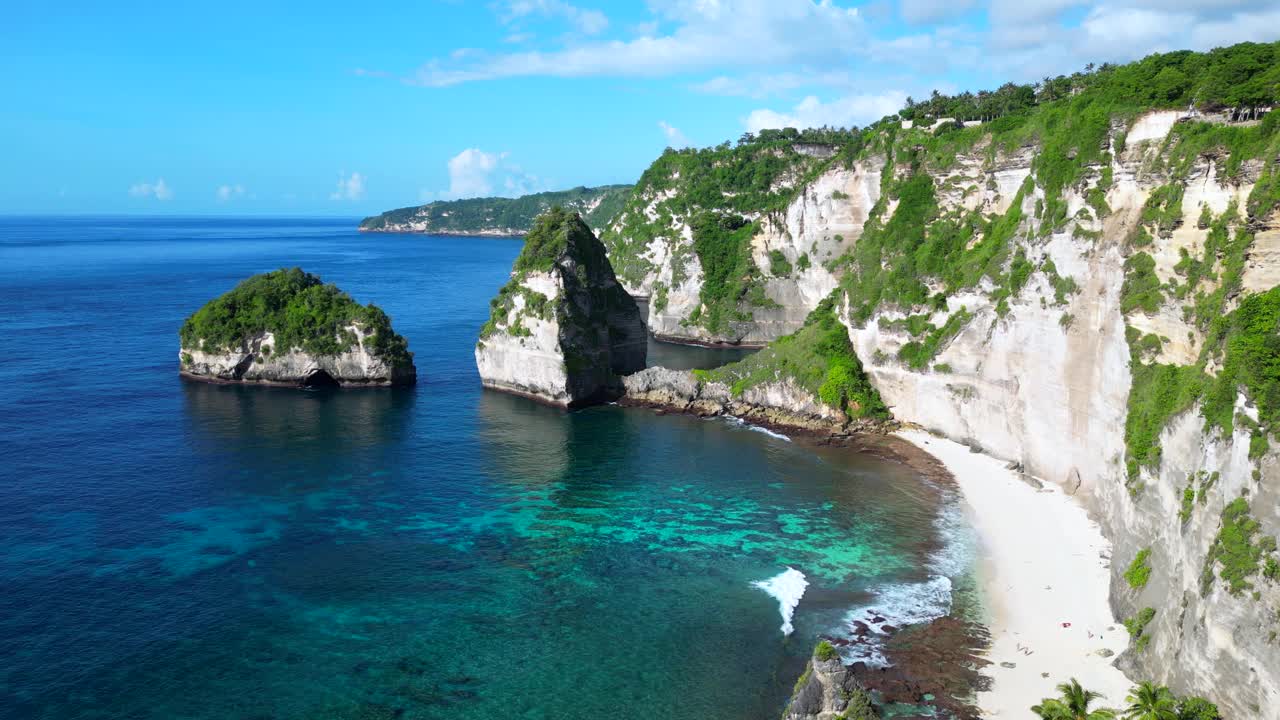 鸟瞰图的钻石海滩在努沙Penida -巴厘岛。视频素材