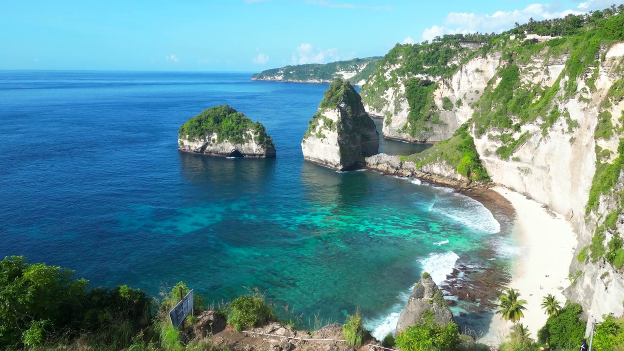 鸟瞰图的钻石海滩在努沙Penida -巴厘岛。视频素材